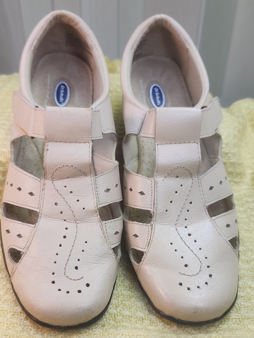 Dr. Scholl's Women’s Cream Leather Closed-Toe Cutout Sandals